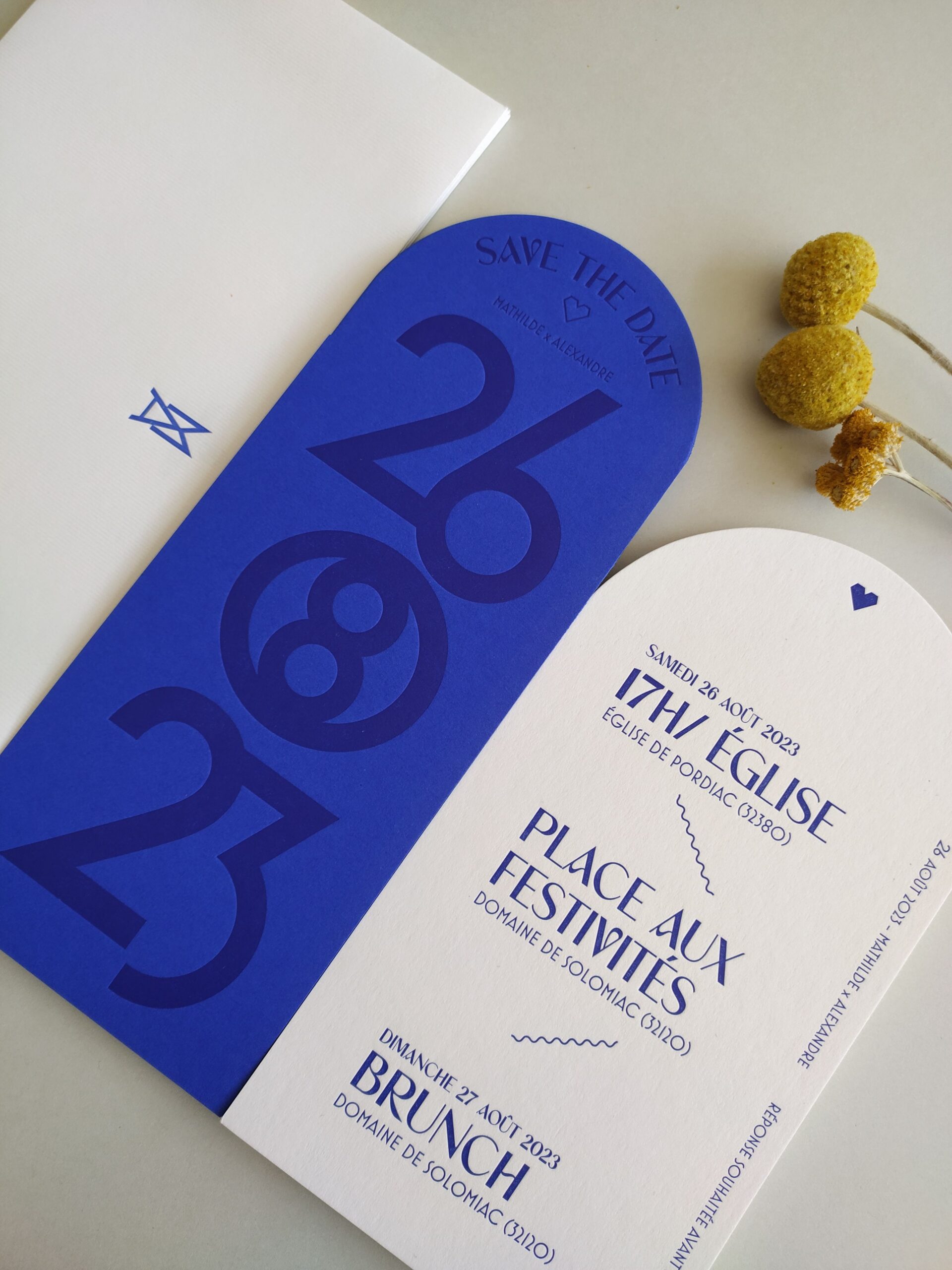 Modern, minimalist wedding invitation in blue / Invitation de mariage moderne et minimaliste en bleu