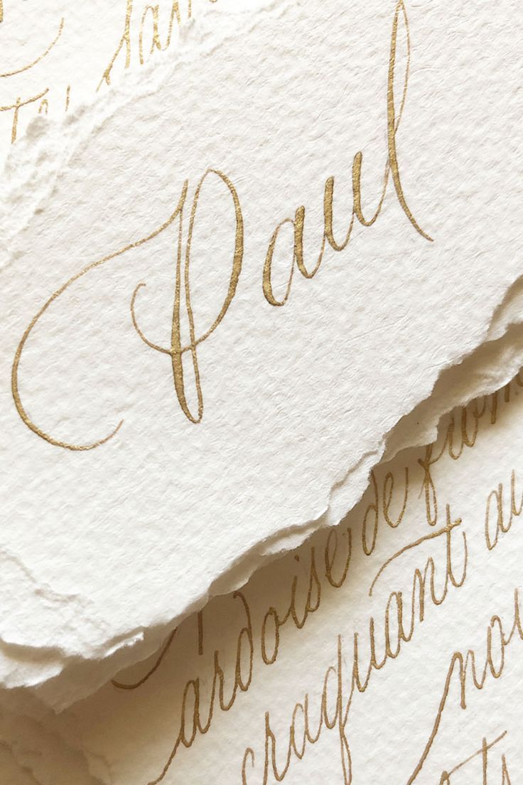 Calligraphie moderne encre dorée, marque-places mariage