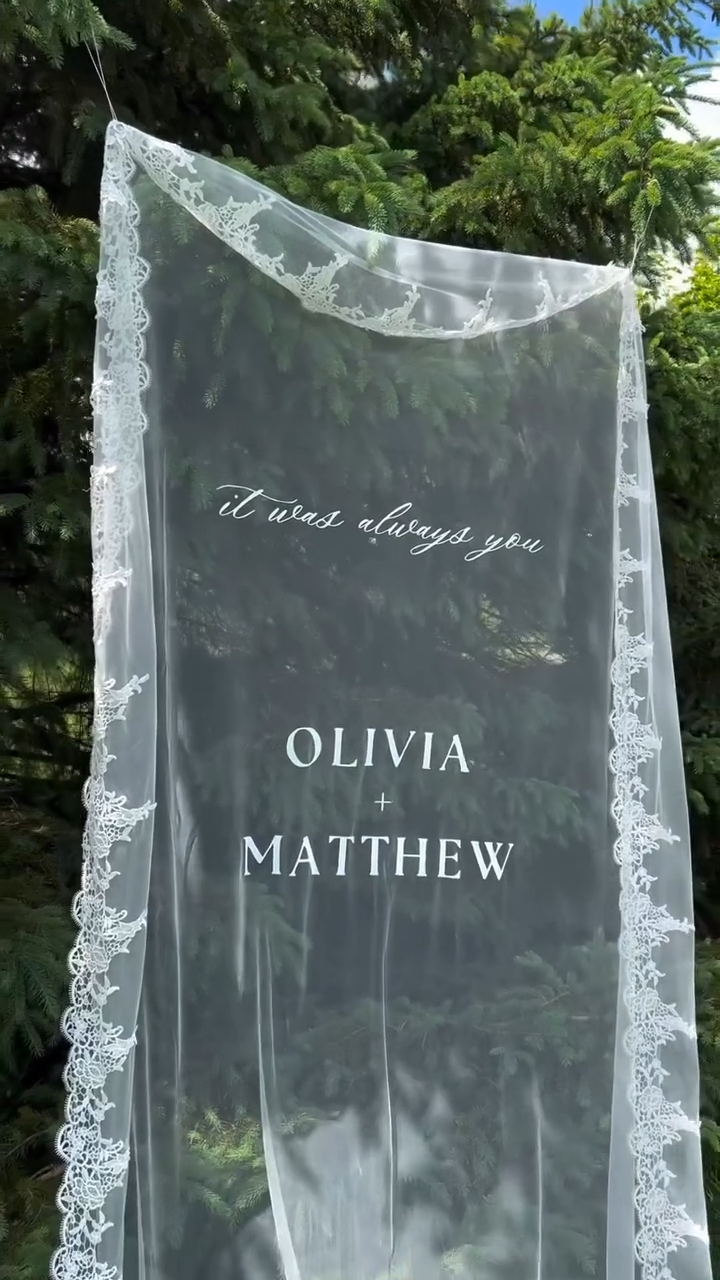 Wedding decor inspired by a veil? Say no more! ☁️✨