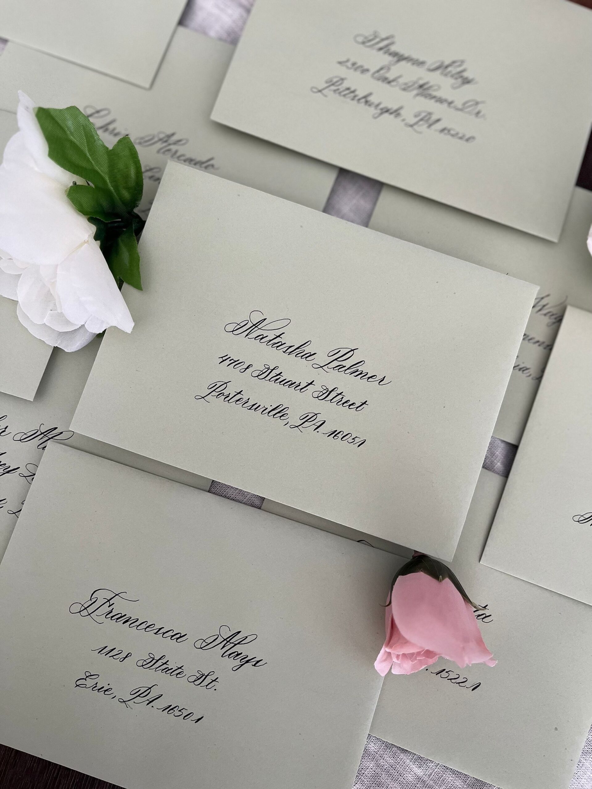 Enveloppes de calligraphie moderne | Enveloppes et faire-part de mariage | noms écrits sur des enveloppes en calligraphie | Enveloppes manuscrites