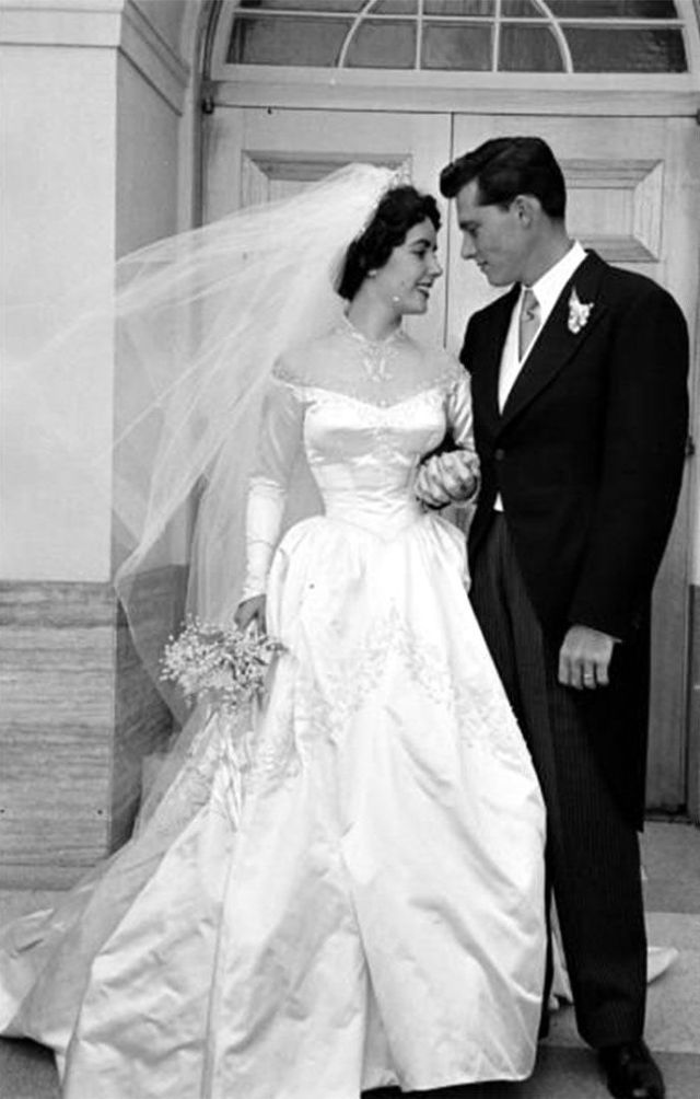 32 Glamorous Photos of the Best Wedding Dresses Worn By Famous Beauties in the 1950s