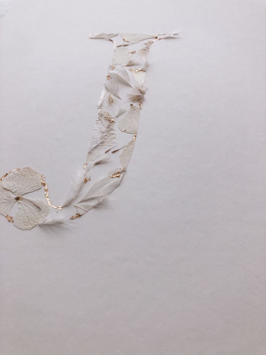 Monogramm aus gepressten Blüten & Pampasgras