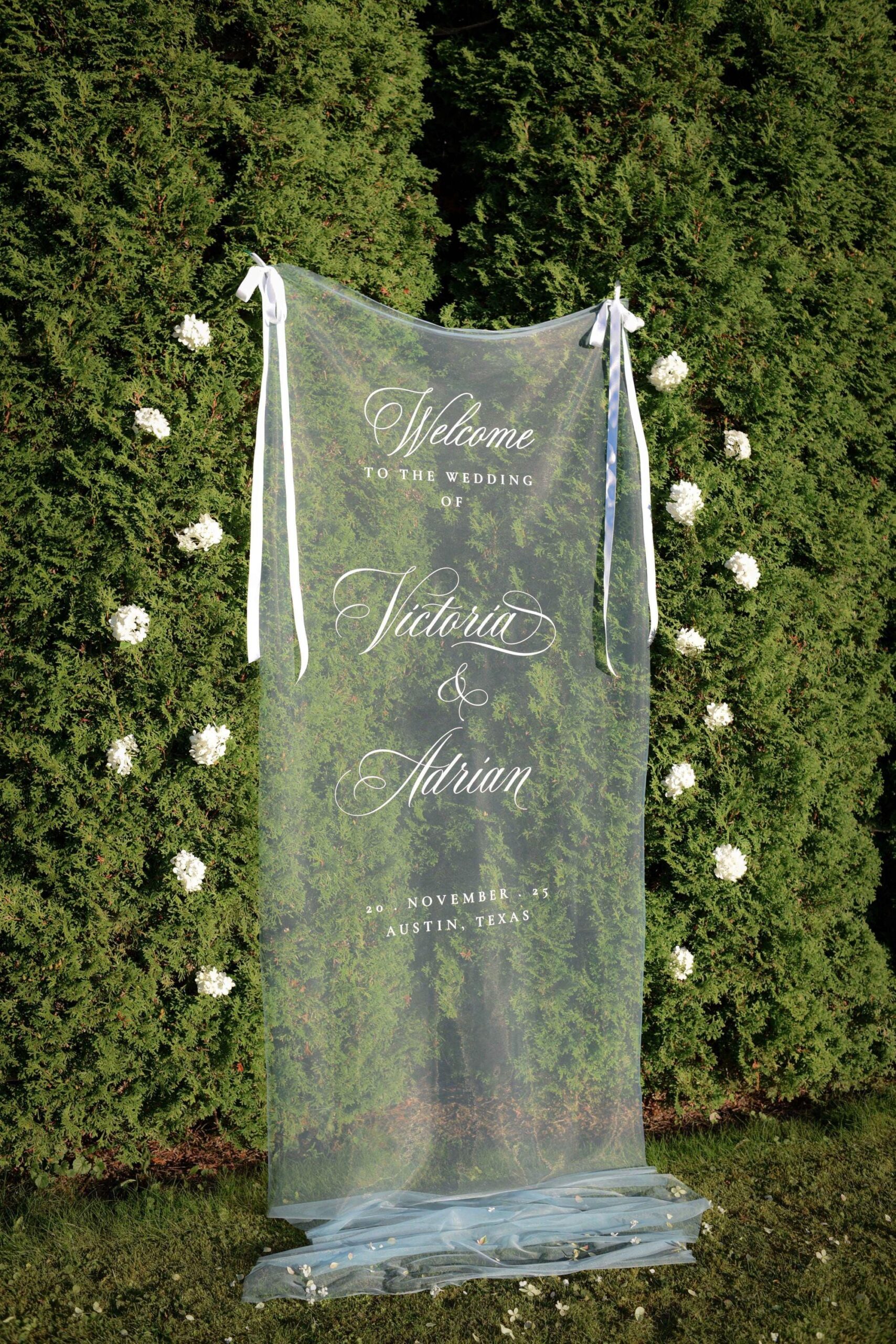 Plaque de bienvenue pour mariage en tulle | Banderole romantique transparente en tissu | Plaque de bienvenue personnalisée en tulle pour une entrée élégante lors d’une cérémonie