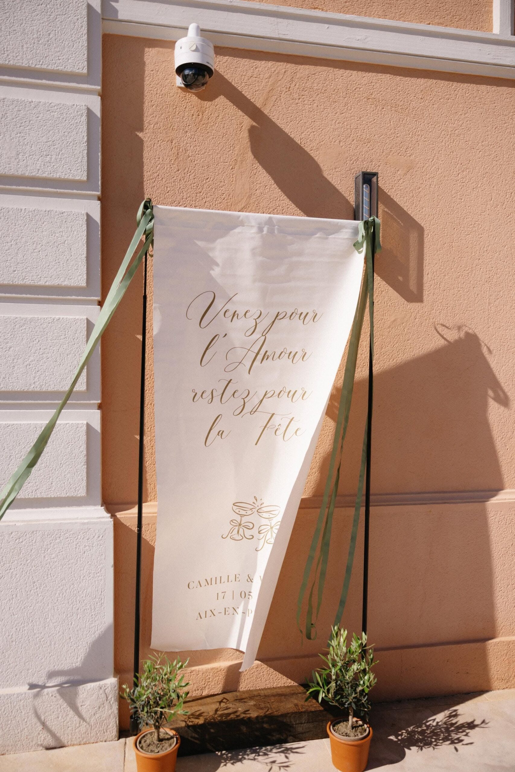 Panneau de bienvenue en lin, Venez pour l’amour restez pour la fête, Panneau bienvenue mariage tissu