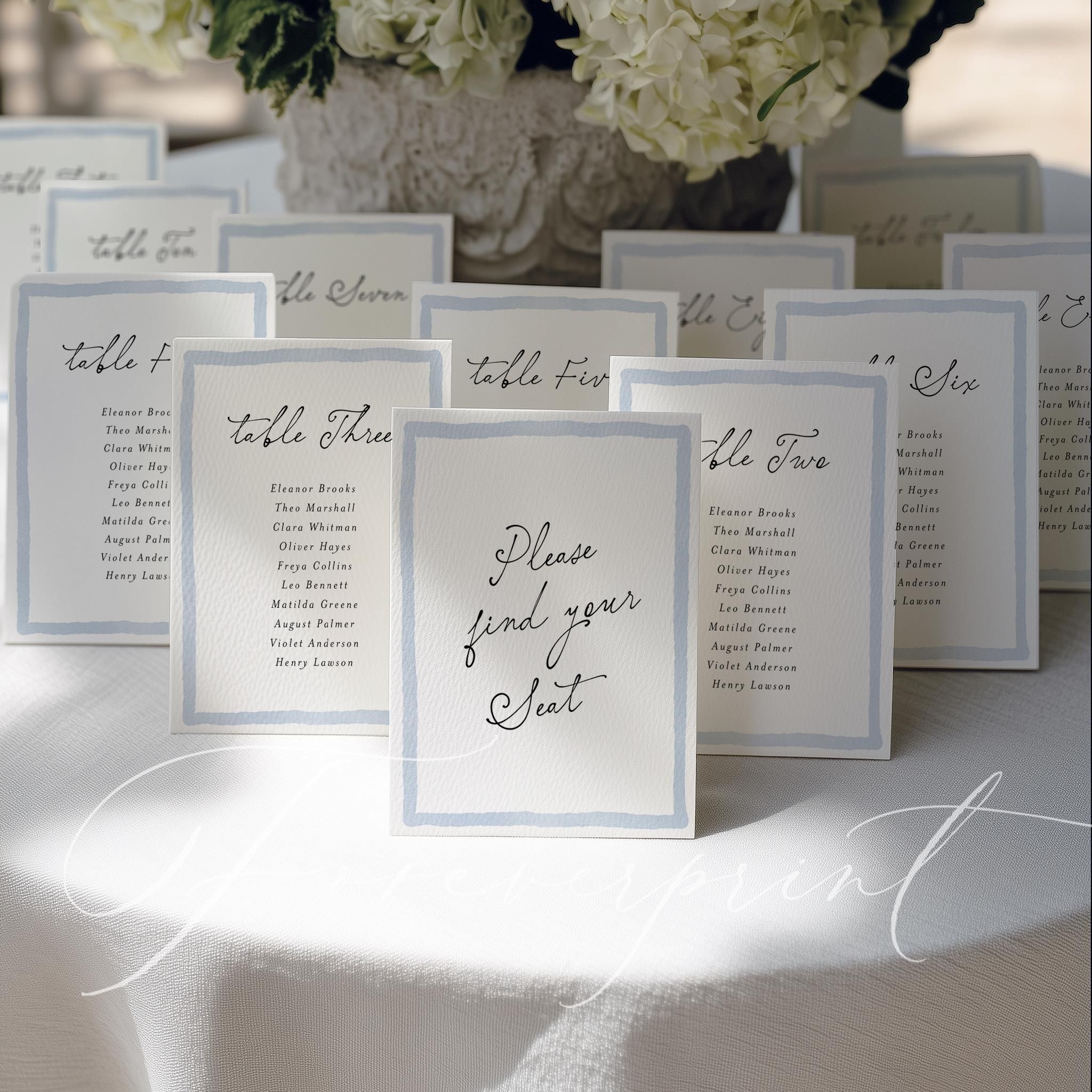 Modèle de cartes de table pour mariage modifiables avec bordure aquarelle bleue et noms de table personnalisés FR26