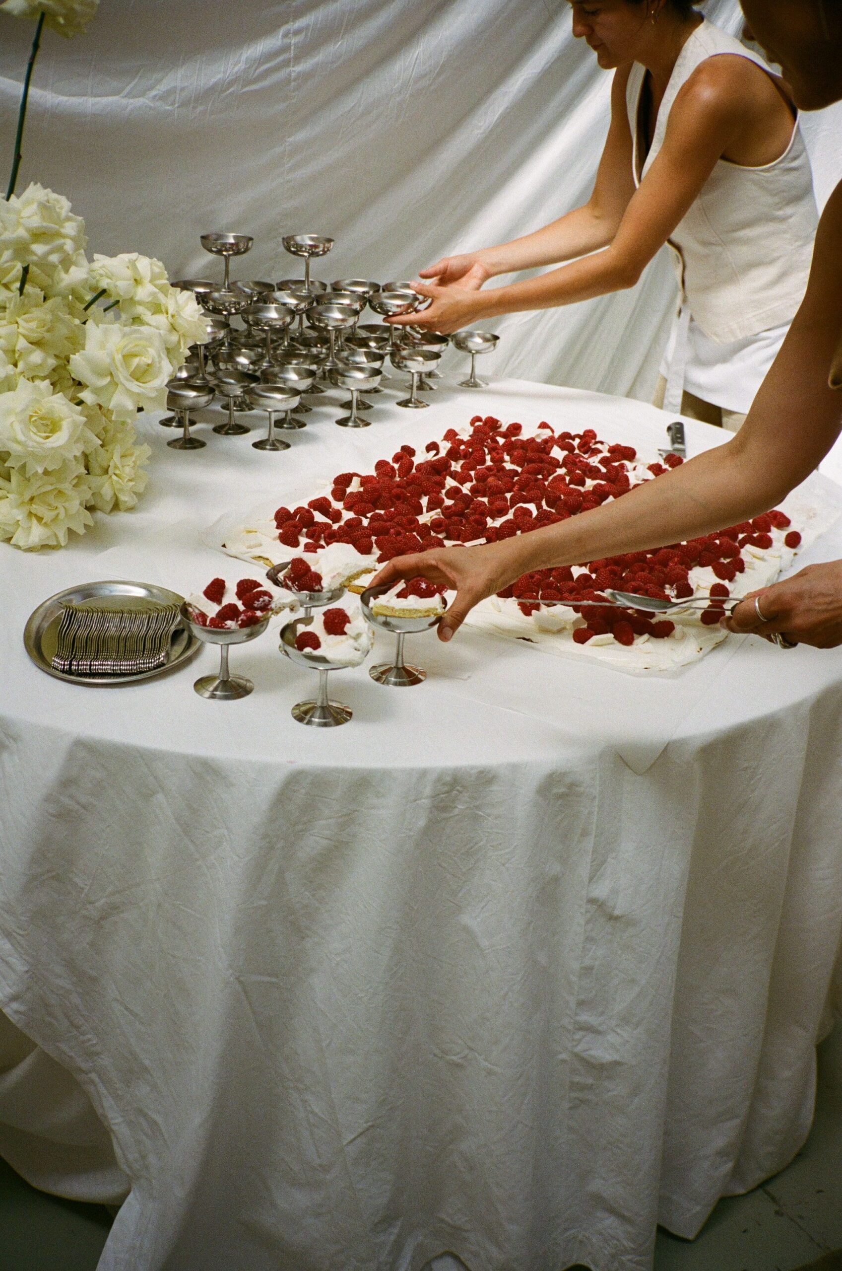 Hochzeit in Berlin: Dieses Kreativen-Paar feierte eine entspannte – und stilvolle – Party im eigenen Fotostudio