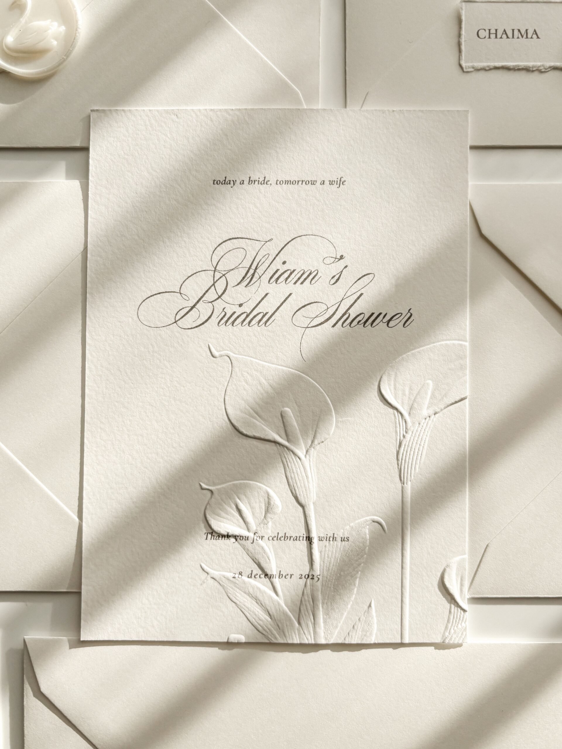 Tafelkaart | Embossed lily invitation white wedding swan