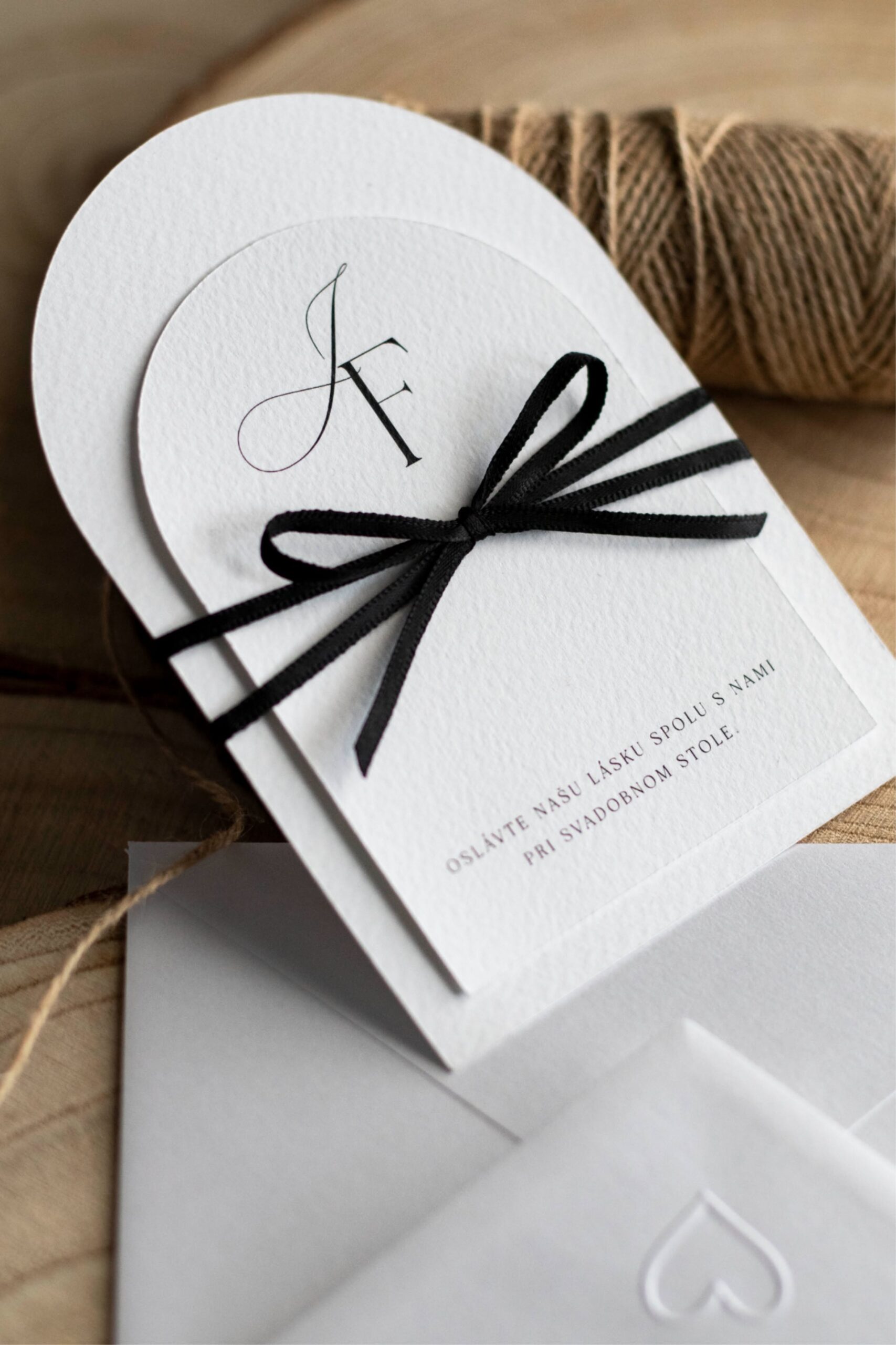 Svadobné oznámenie Biela & čierna mašlička / Wedding invitation with black ribbon