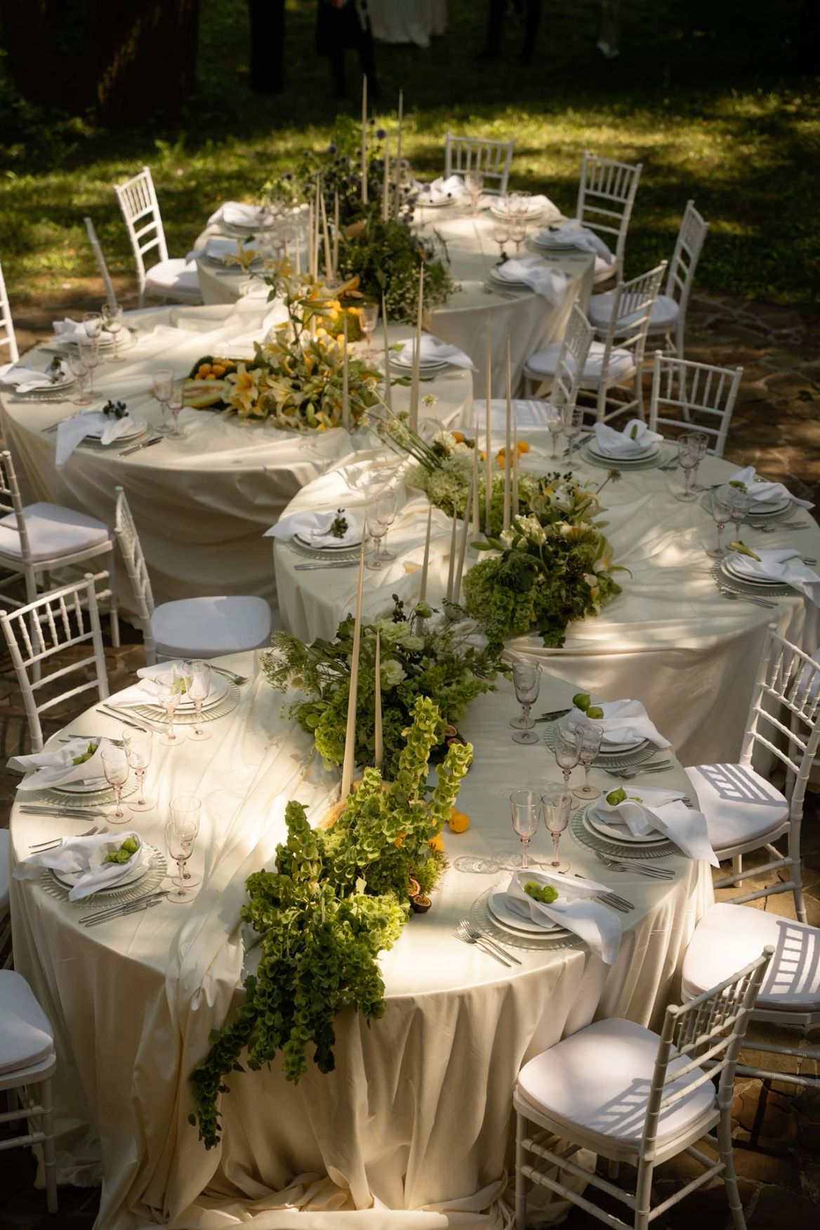 Хвиля з бенкетних круглих столів