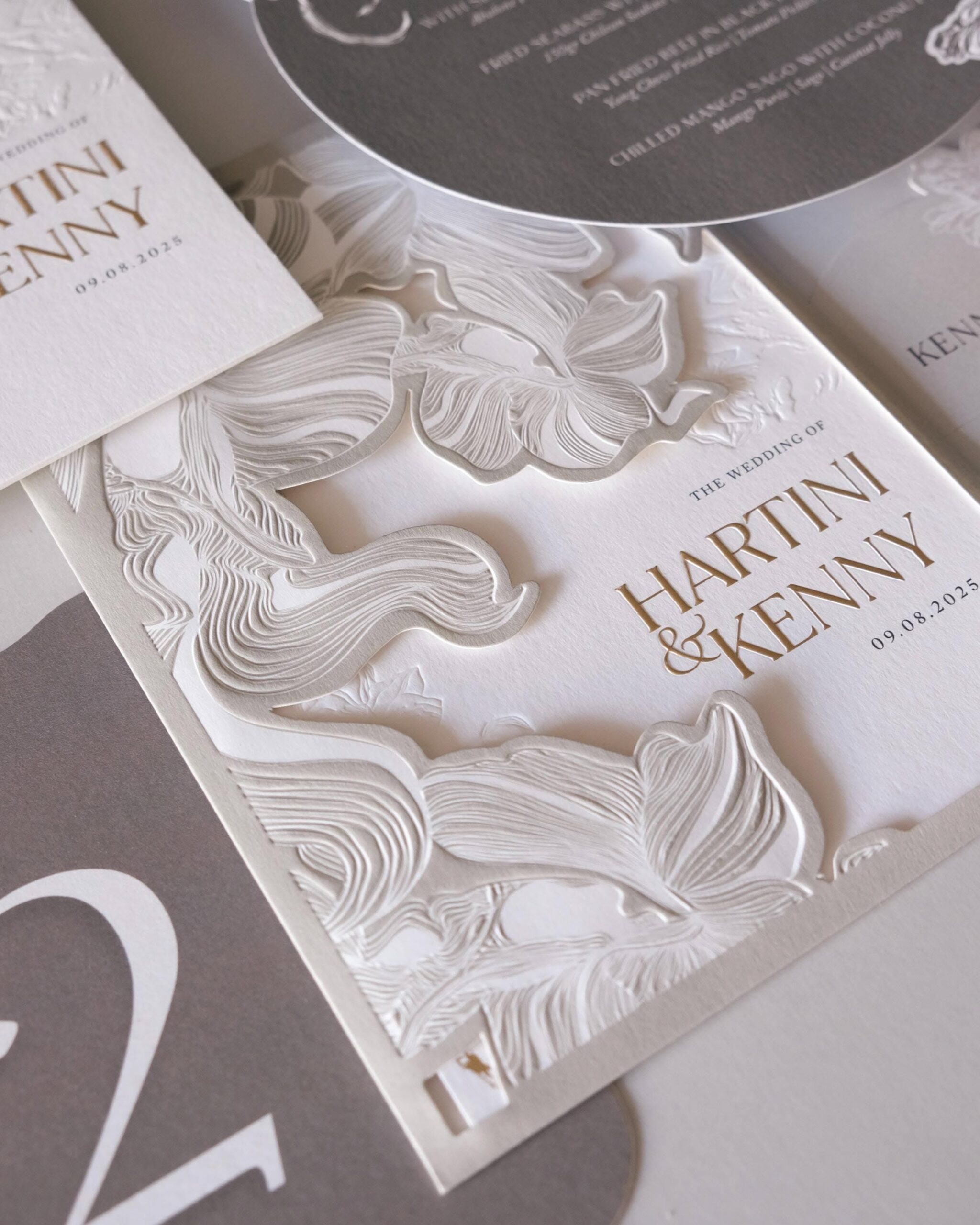 Suite de faire-part de mariage moderne et élégant — Détails en relief avec estampage