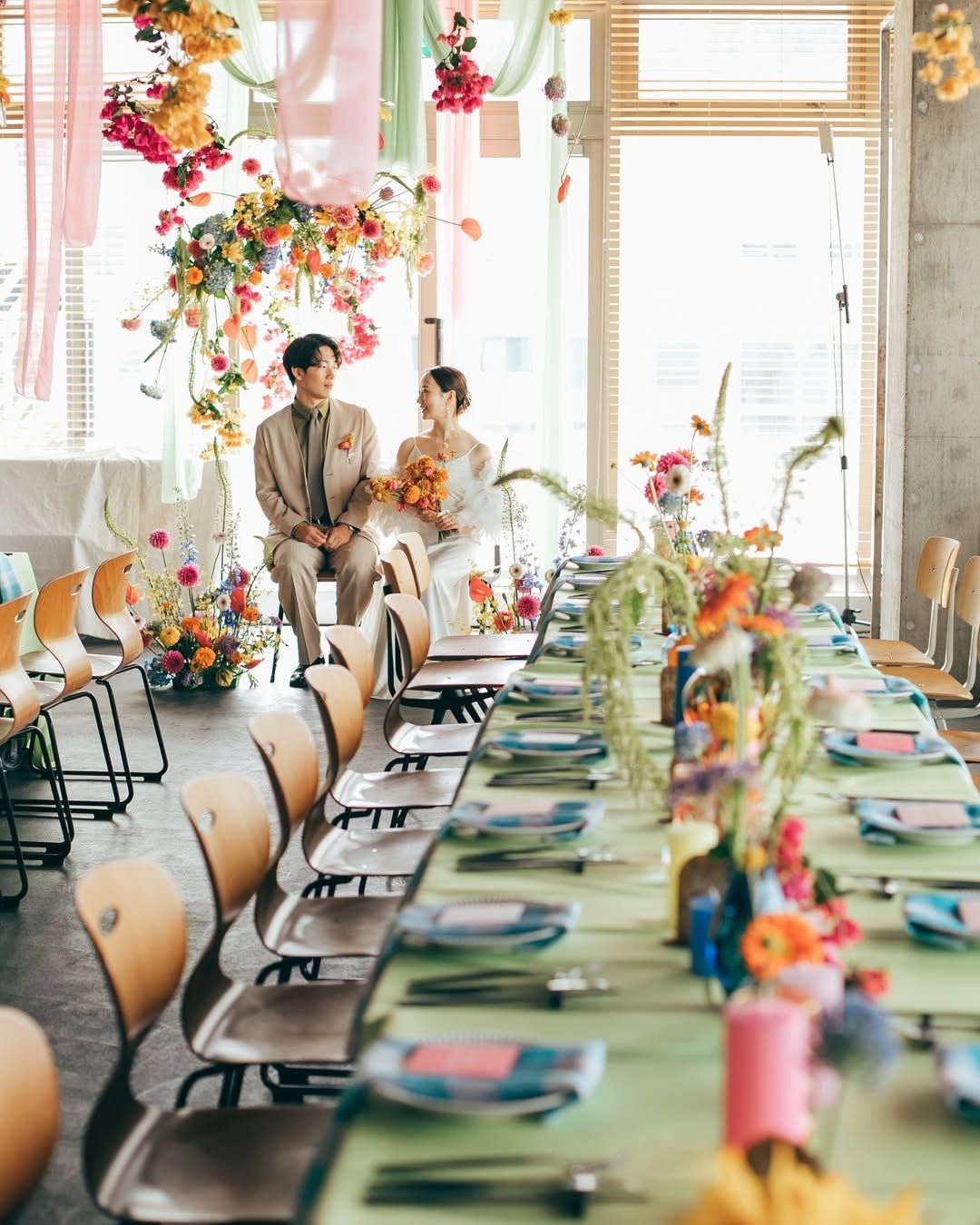 注目カラーで今っぽく！トレンドの「カラフル装花」おしゃれ花嫁の結婚式事例10選 | ARCH DAYSカラフル 装花 / WEDDING | ARCH DAYS