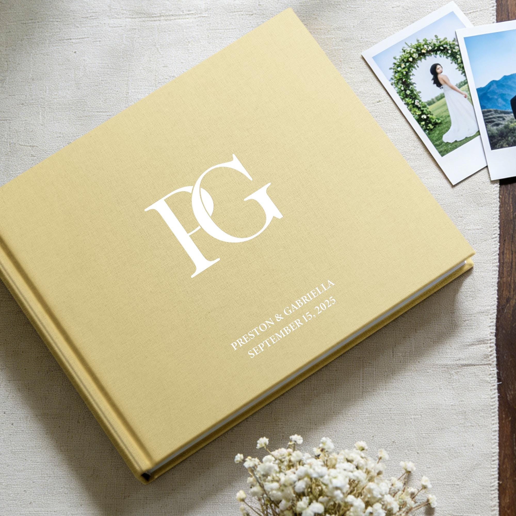 Livre d’or personnalisé pour mariage en lin | Couverture jaune clair, lettrage doré