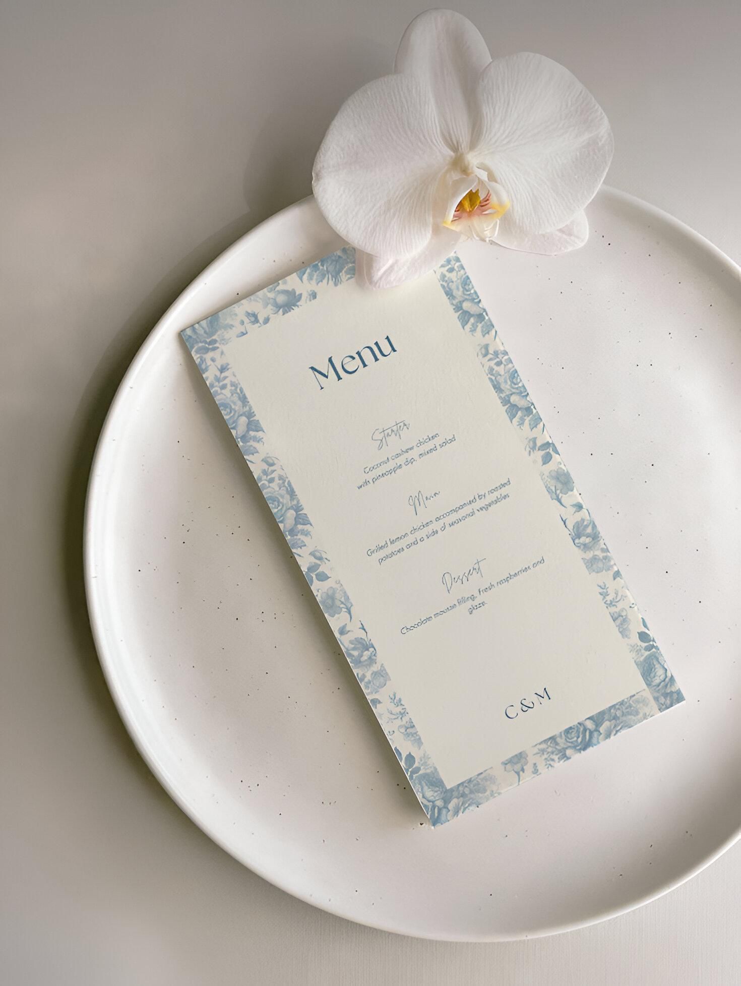 Modèle modifiable de carte de menu de mariage en toile bleue intemporelle, menu de douche nuptiale floral bleu, menu de baby shower élégant