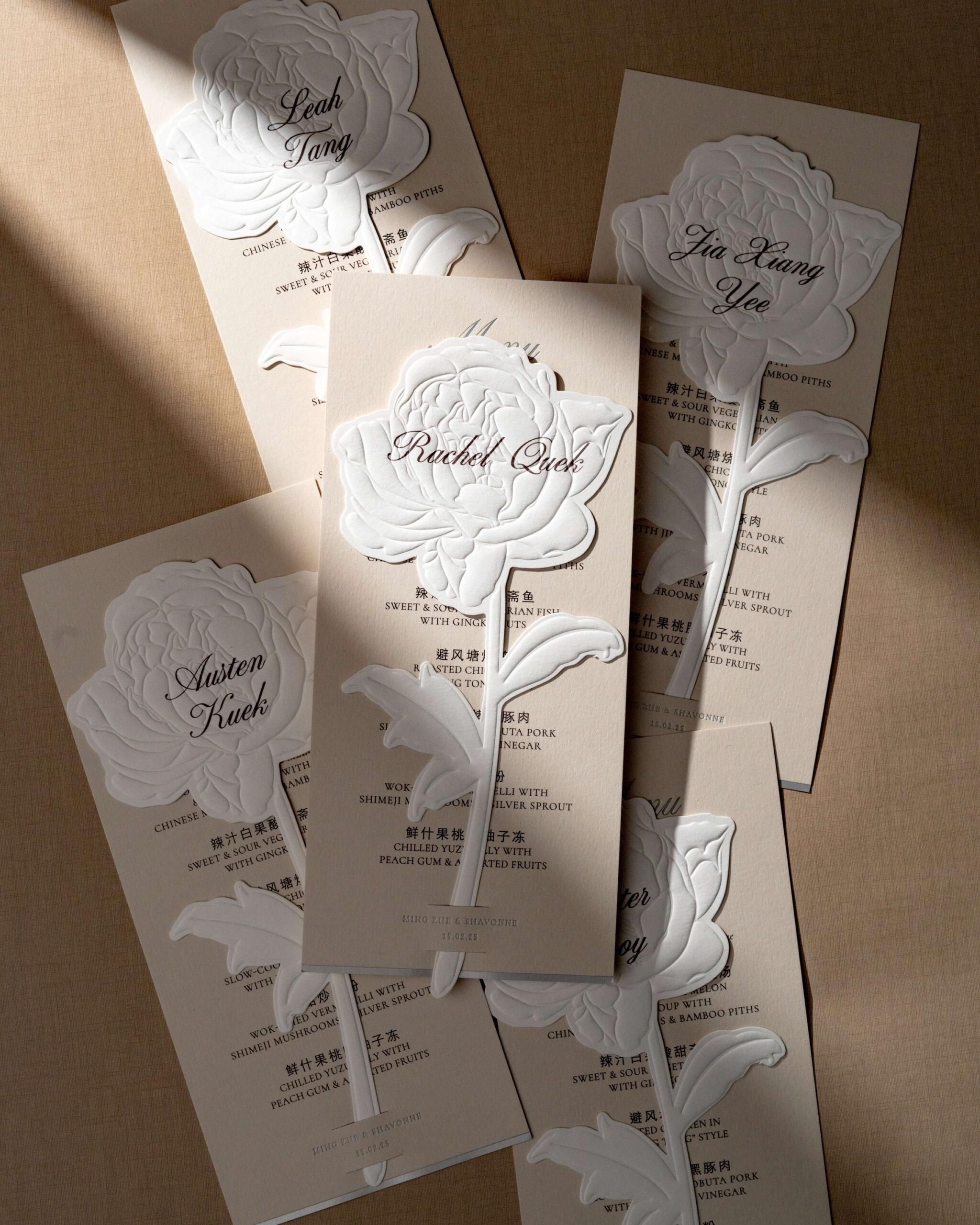 Suite d’invitations de mariage typographiques — Estampe sur feuille, gaufrage à l’aveugle — Cachet de cire, doublure d’enveloppe, cartes de forme florale, cartes de menu et marque-place