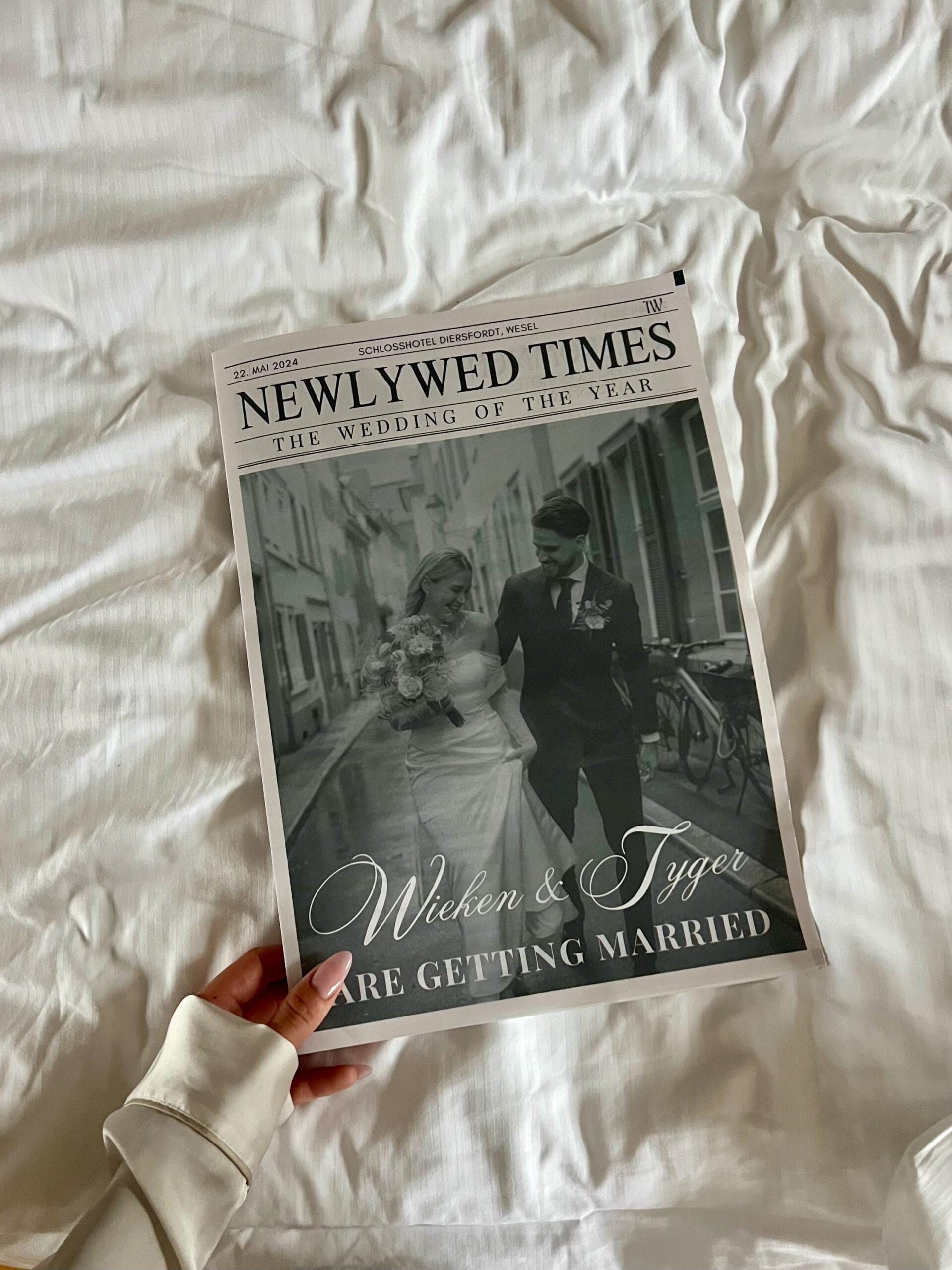 Personalisierbare Hochzeitszeitung Vorlage The Newlywed Times — DIY Canva Template zum Sofort-Download für Hochzeit & Geschenkidee